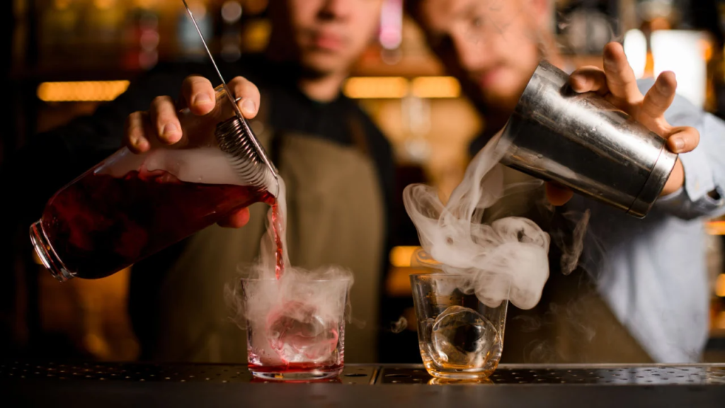 What-is-the-Difference-Between-a-Bartender-and-a-Mixologist